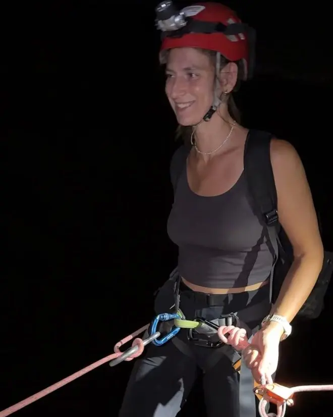 ספיר בסנפלינג לילי, בקסדה ופנס ראש, אוחזת בחבל